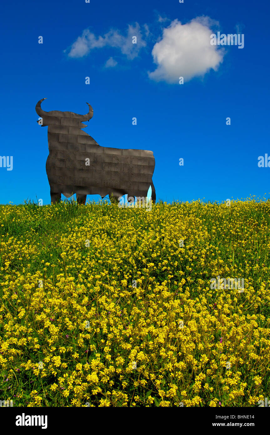 Bull silhouette, pubblicità tipico di sherry spagnolo Osborne. Malaga. Andalusia, Spagna Foto Stock