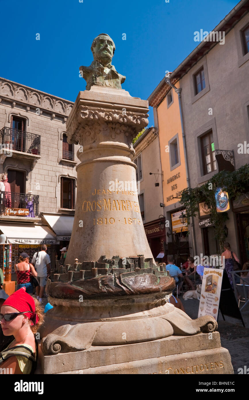 Busto di 'Jean-Pierre Cros-Mayrevieille" "Cité de Carcassonne' Le Cite Carcasonne Aude Languedoc Francia Foto Stock