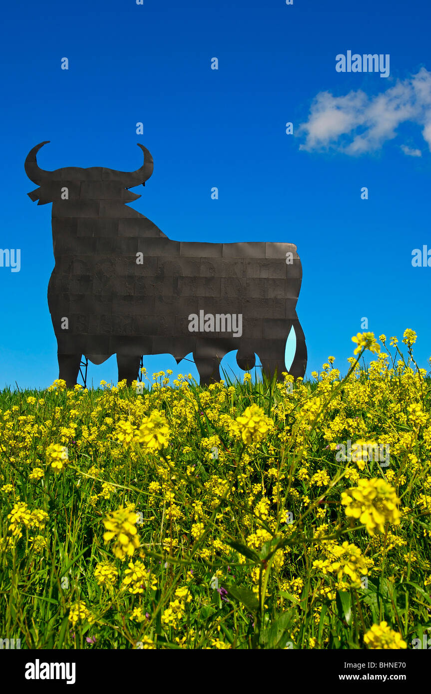 Bull silhouette, pubblicità tipico di sherry spagnolo Osborne. Malaga. Andalusia, Spagna Foto Stock