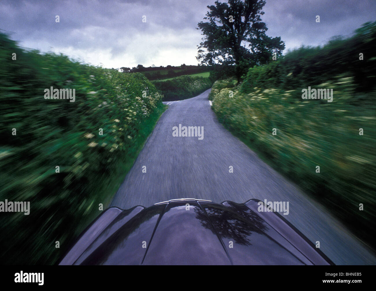 Daimler Double Six la guida verso il basso English country lane. Foto Stock