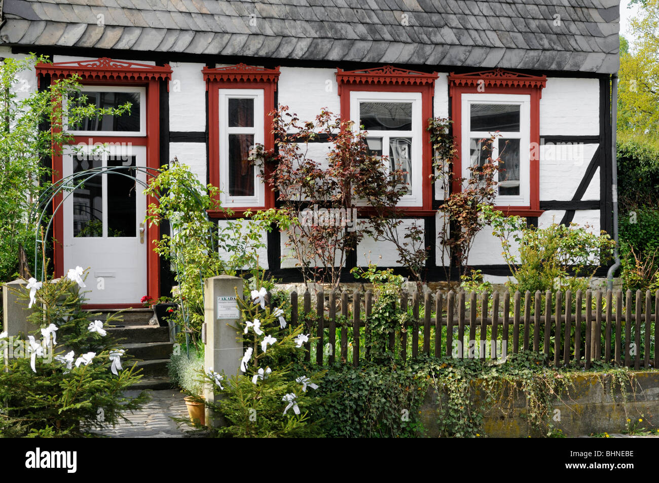 Fachwerkhaus mit Vorgarten a Goslar, Deutschland. - Casa in legno e muratura con giardino frontale a Goslar, Germania. Foto Stock