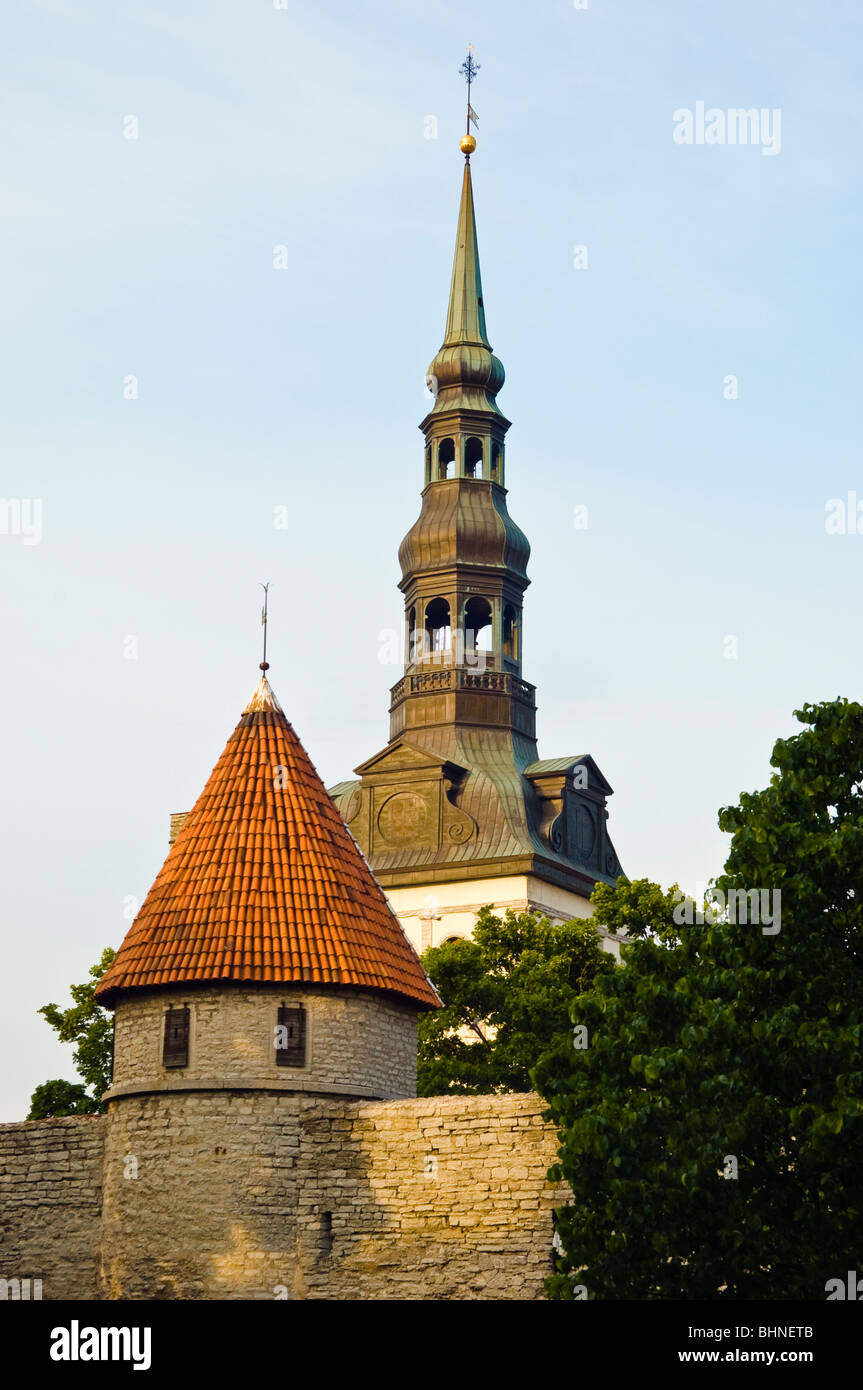 Torre sulla cinta muraria della città intorno alla città vecchia (Vanalinn), Tallinn, Estonia, con la guglia di Niguliste Kirik, la chiesa di San Nicola Foto Stock
