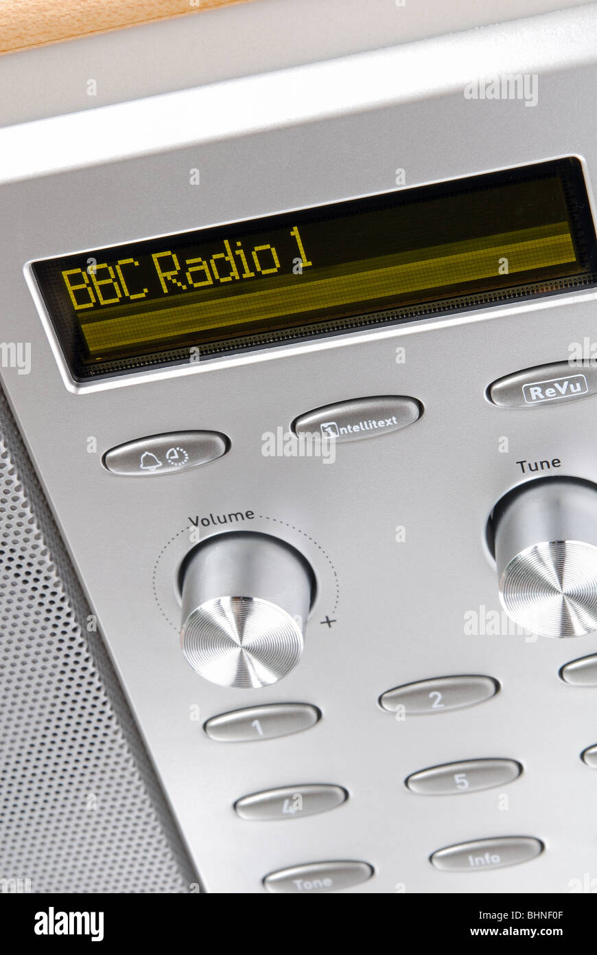 Close-up di una radio DAB con BBC Radio 1 mostra su schermo a LED Foto  stock - Alamy