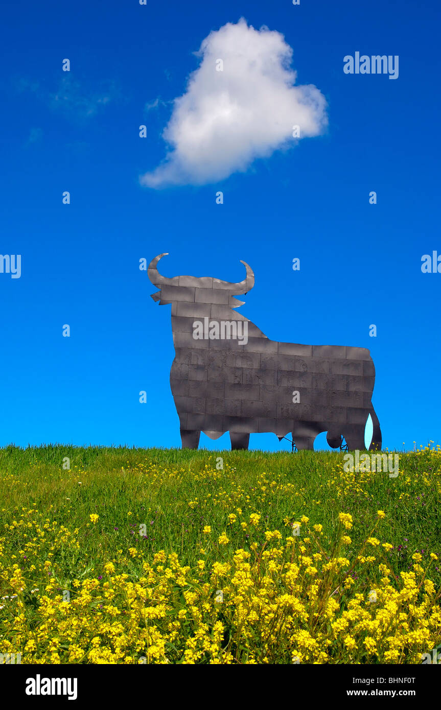 Bull silhouette, pubblicità tipico di sherry spagnolo Osborne. Malaga. Andalusia, Spagna Foto Stock