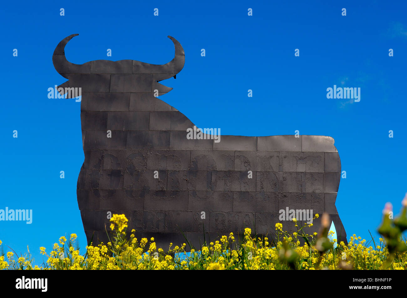 Bull silhouette, pubblicità tipico di sherry spagnolo Osborne. Malaga. Andalusia, Spagna Foto Stock