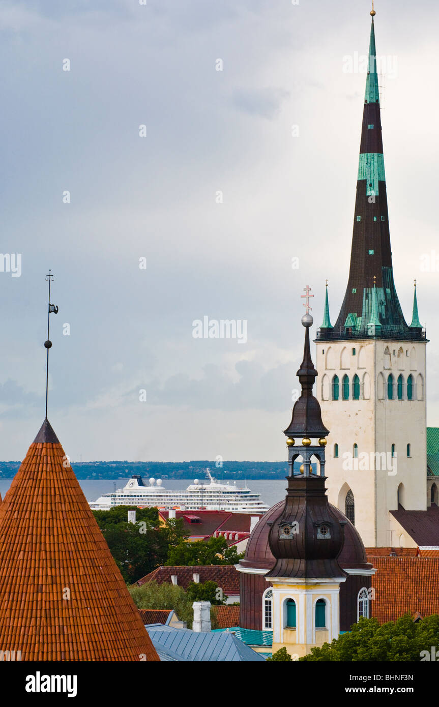 Vista da altezze di Toompea sopra la Città Vecchia al porto delle navi da crociera, Tallinn, Estonia Foto Stock