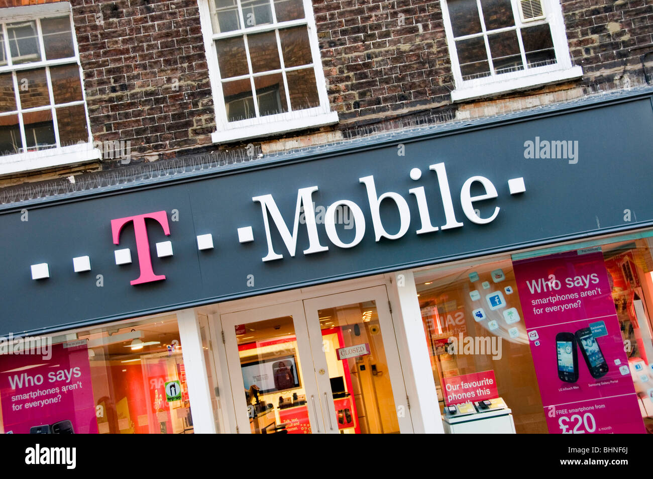 T-Mobile provider telefonico shop front, King's Lynn High Street, Norfolk Foto Stock