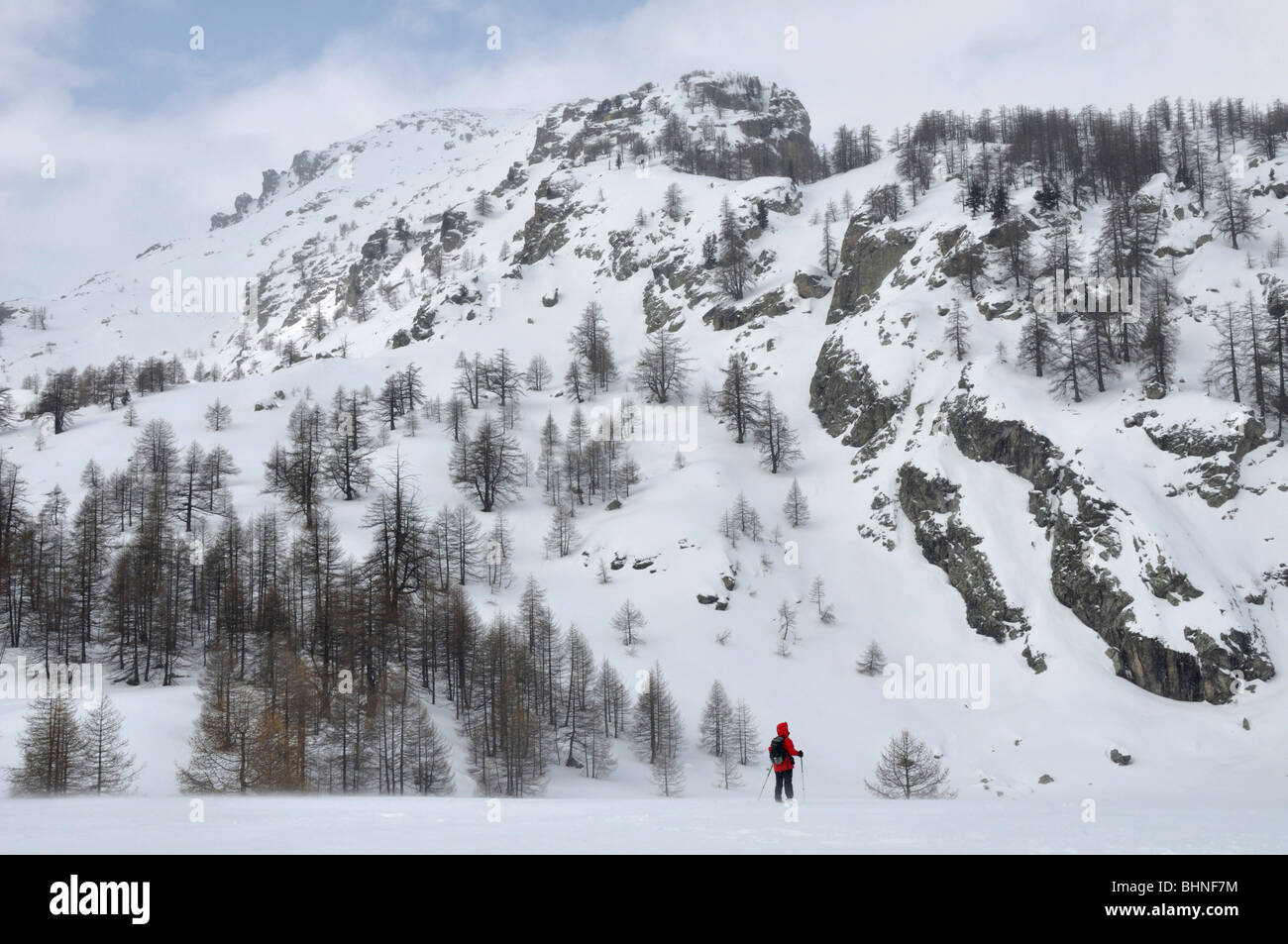 Escursioni con le racchette da neve in prossimità Lac des Grenouilles, Casterino, Mercantour Alpi, Francia Foto Stock
