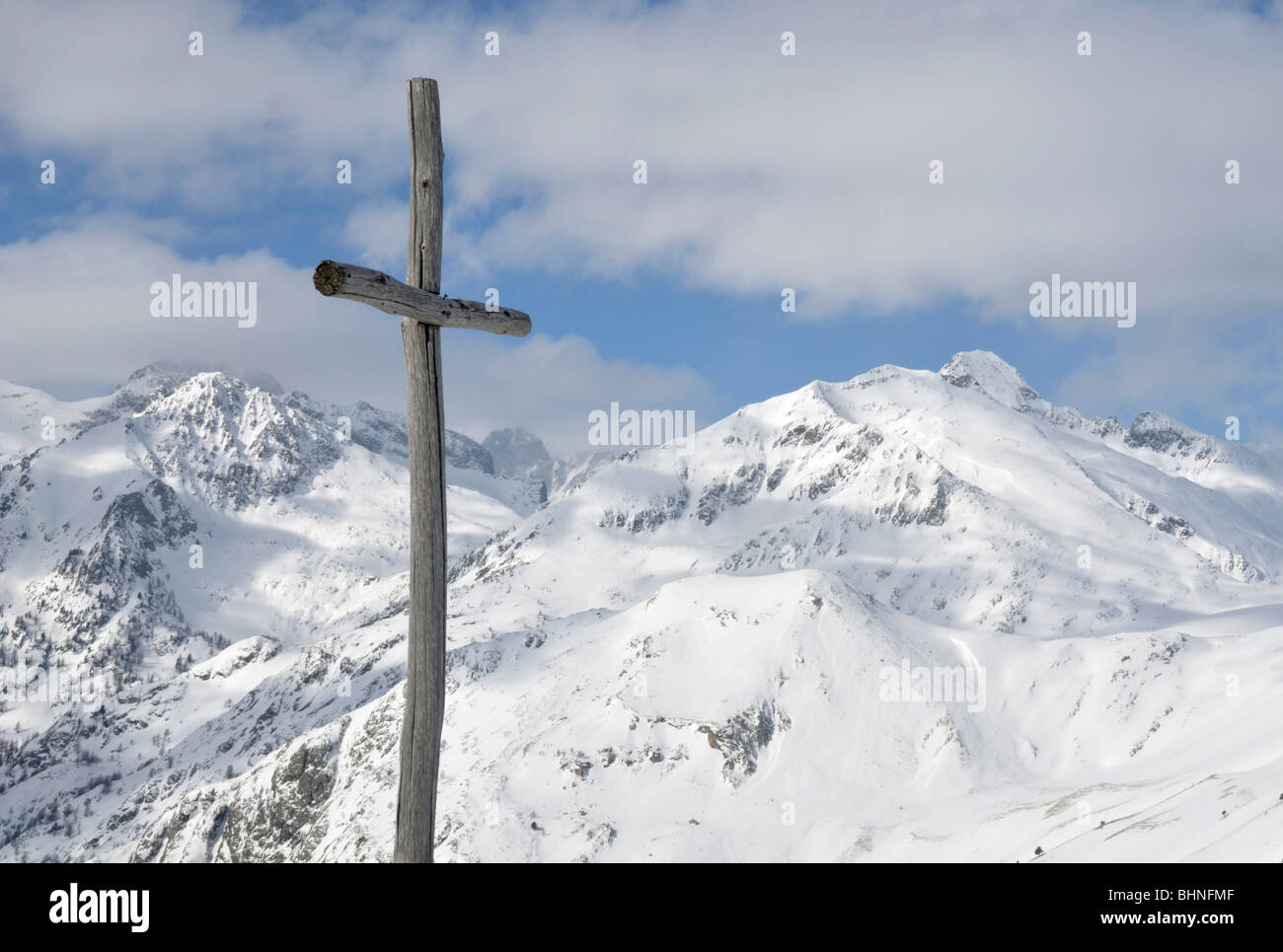 Croce di legno sulla vetta delle Cime de Gratin vicino a Casterino, Mercantour Alpi, Francia Foto Stock
