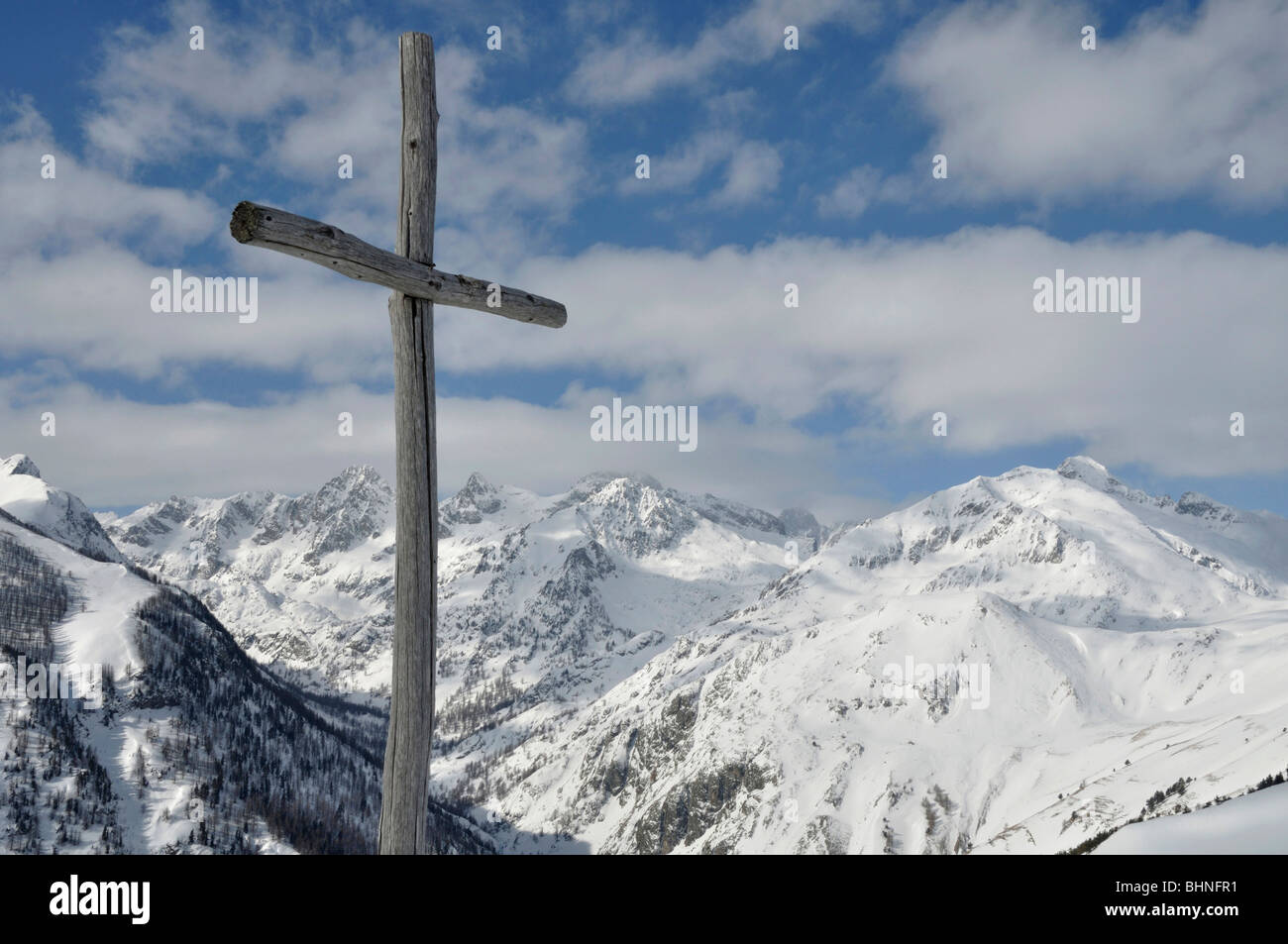 Croce di legno sulla vetta delle Cime de Gratin vicino a Casterino, Mercantour Alpi, Francia Foto Stock