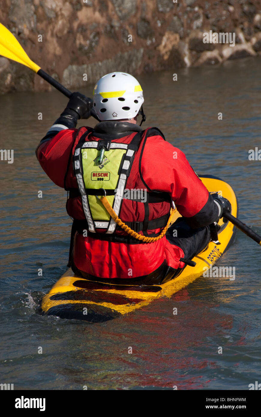 Vigile del fuoco acqua di mettere in pratica le tecniche di salvataggio Foto Stock