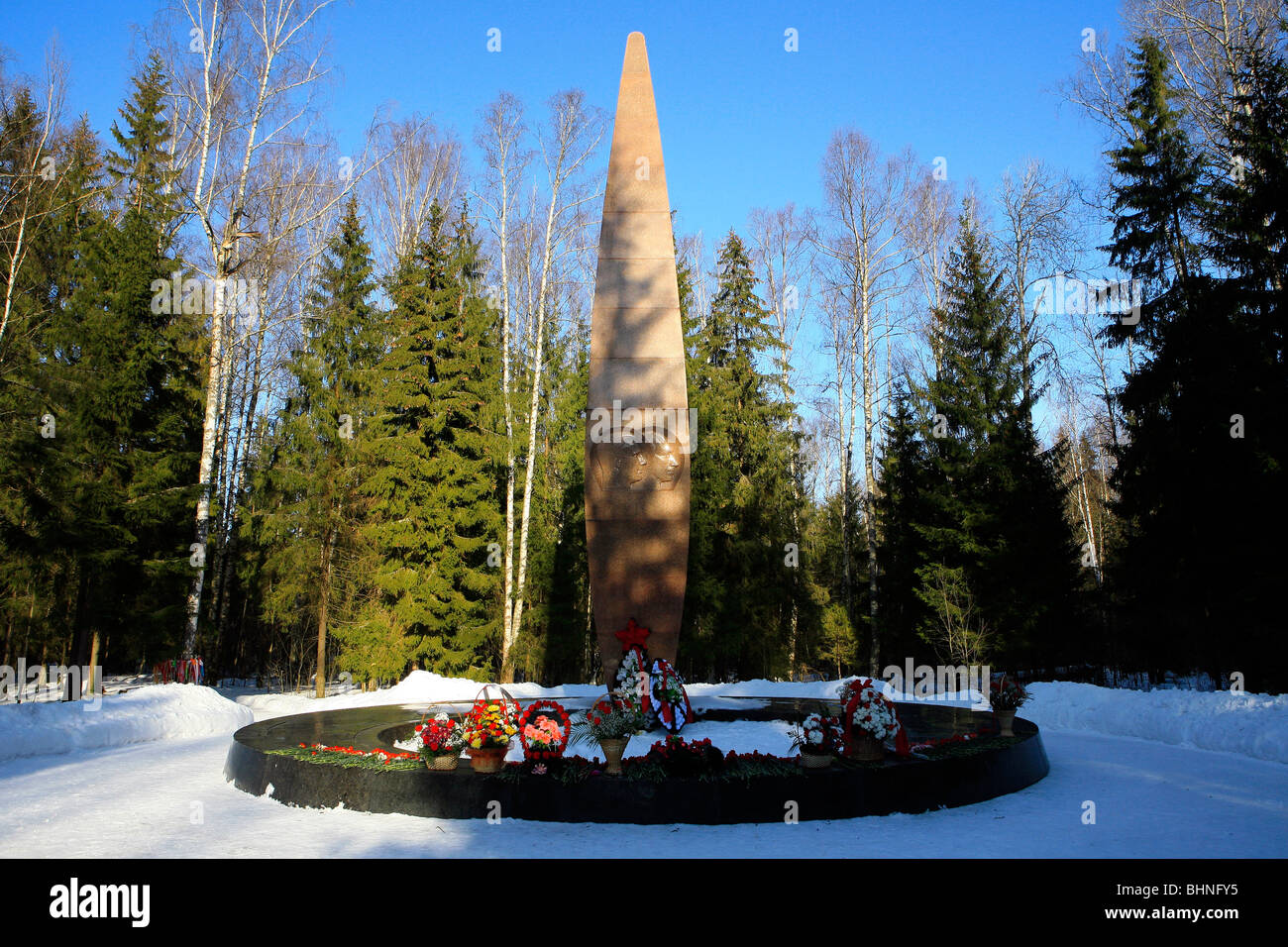 Obelisco segna la posizione in cui cosmonauta Yuri Gagarin (1934-1968) e istruttore di volo, Vladimir Seregin si è schiantato in Novoselovo, Russia Foto Stock