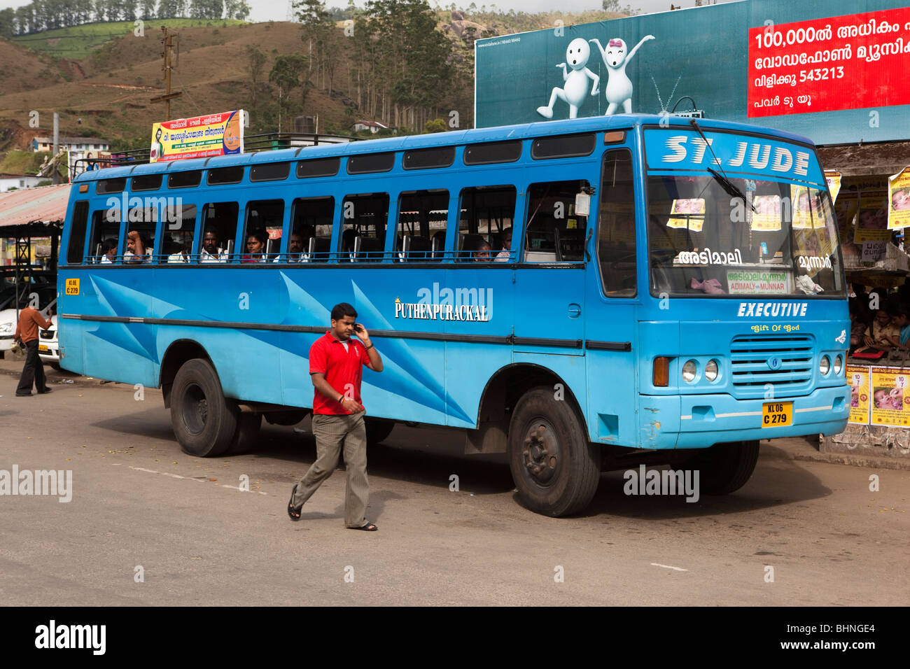 India Kerala, Munnar, trasporti, blu dipinto di St Jude autobus alla fermata degli autobus Foto Stock