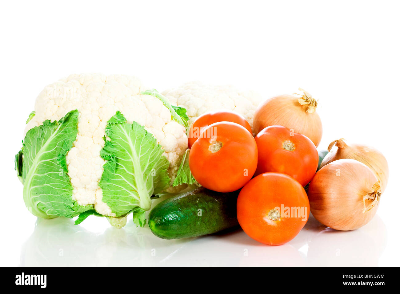 Composizione di verdure su sfondo bianco Foto Stock