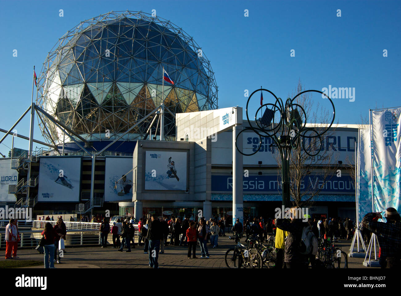 Grandi manifesti per il 2014 Olympic Sochi sito su folle di visitatori a Casa Russia nella cupola geodetica di Telus il mondo della scienza Foto Stock