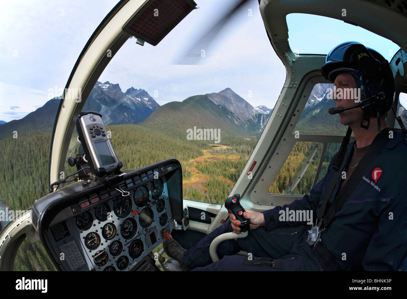 Professionale di pilota di elicottero flying Jet Ranger 206B vicino Smithers, British Columbia Foto Stock
