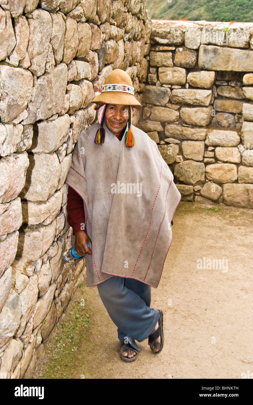 Machu Picchu, Perù, uomo indigeni presso le rovine archeologiche, civiltà Inca, Sud America, la cultura indiana, Foto Stock