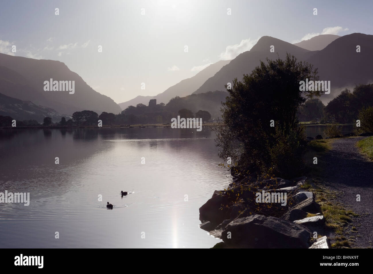 Vista lungo Llyn Padarn Lake verso Llanberis passano nelle montagne del Parco Nazionale di Snowdonia. Llanberis, Gwynedd, Galles del Nord, Regno Unito. Foto Stock