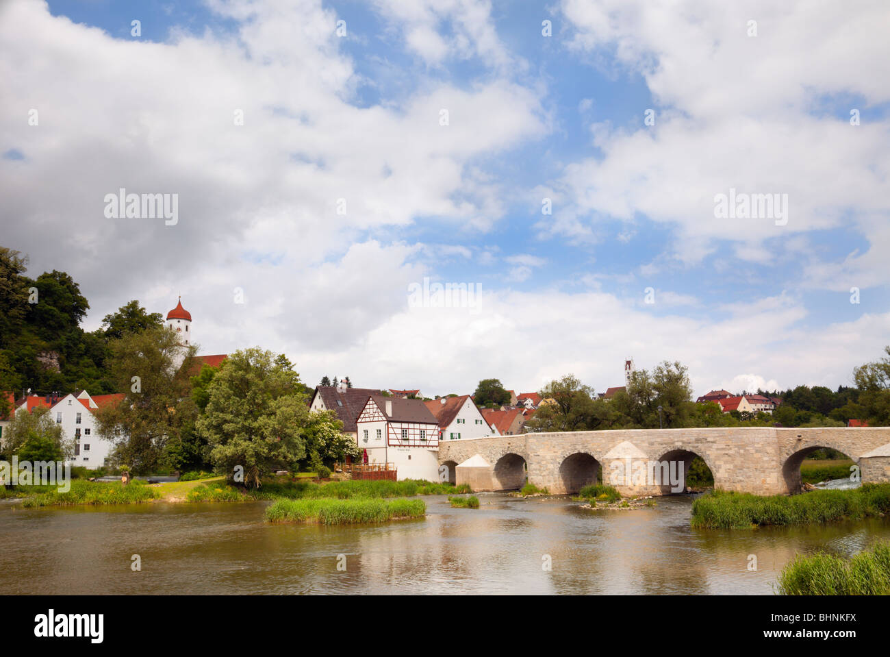 Harburg, Baviera, Germania. Vista sul Fiume Wornitz al ponte di pietra e medievale villaggio bavarese Foto Stock