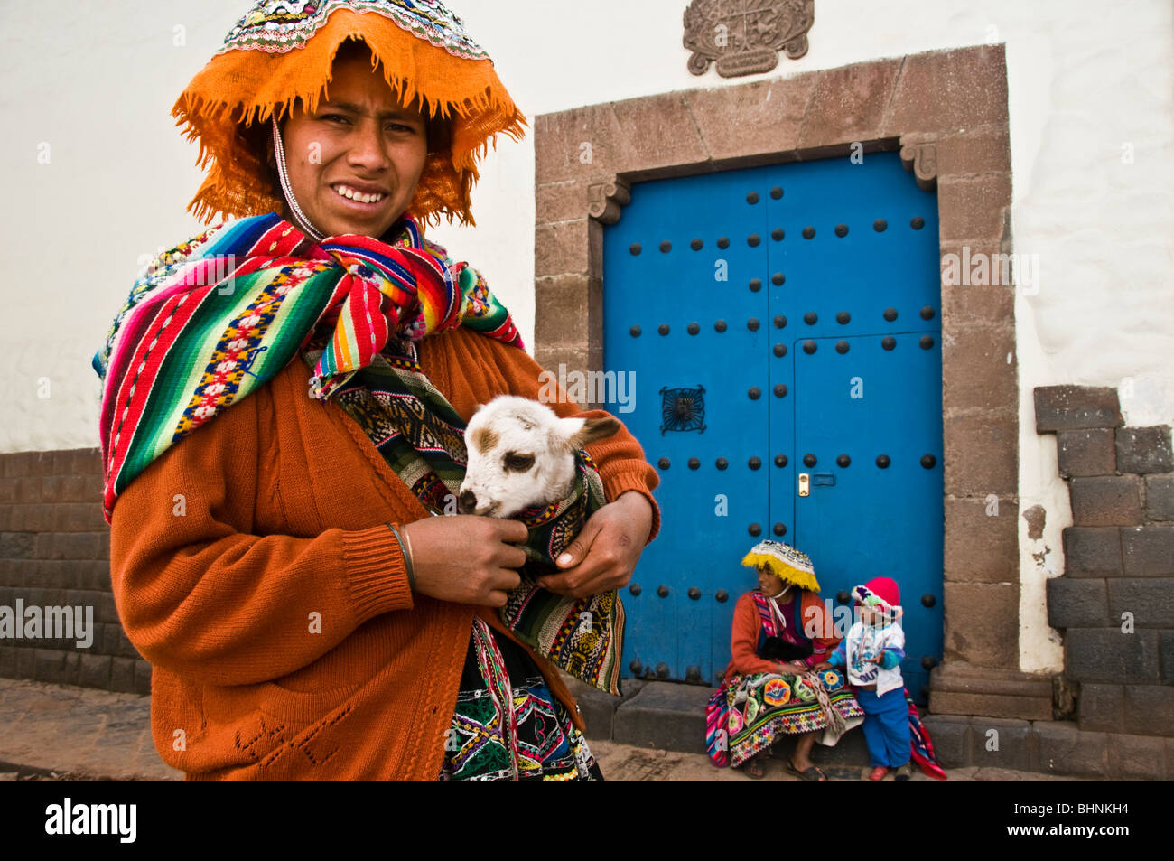 Le donne indigene peruviane tradizionali sul mercato con i loro lama da compagnia Foto Stock