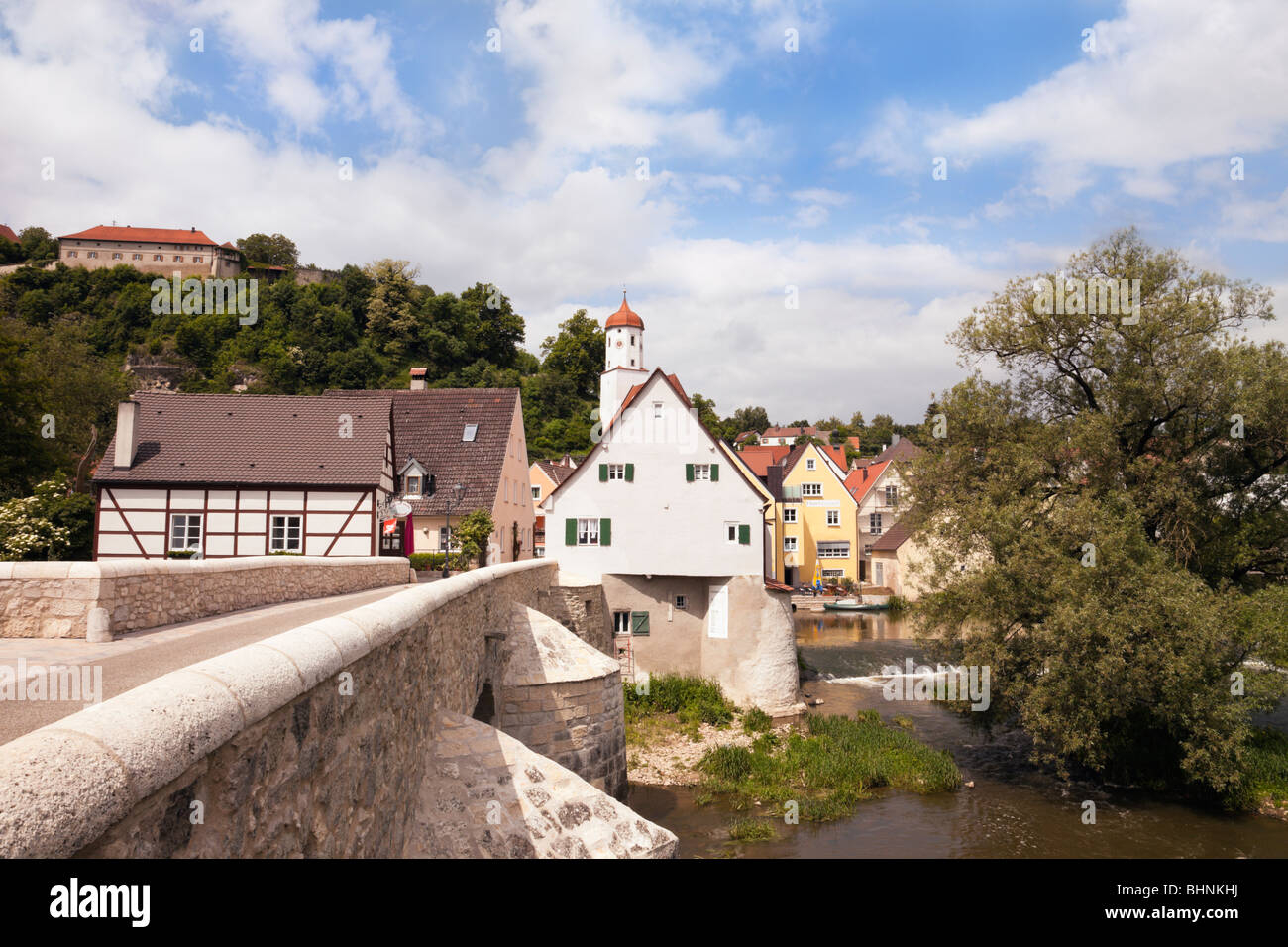 Harburg, Baviera, Germania. Vista lungo stretto ponte su fiume Wornitz al pittoresco medievale villaggio bavarese Foto Stock