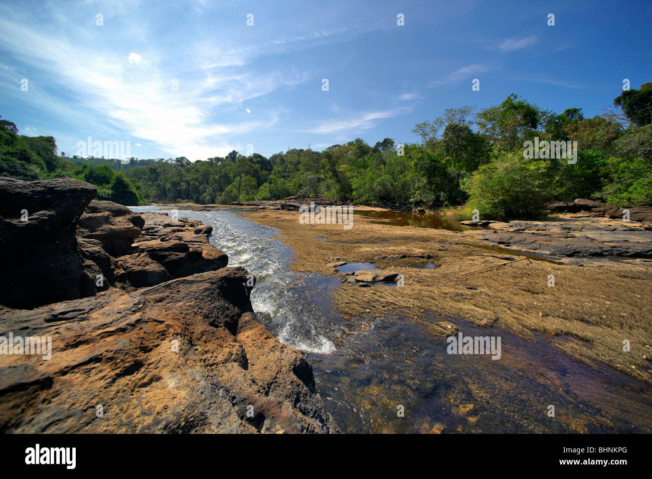 Nam Leuk fiume nella stagione secca. La foresta tropicale. Laos. Foto Stock