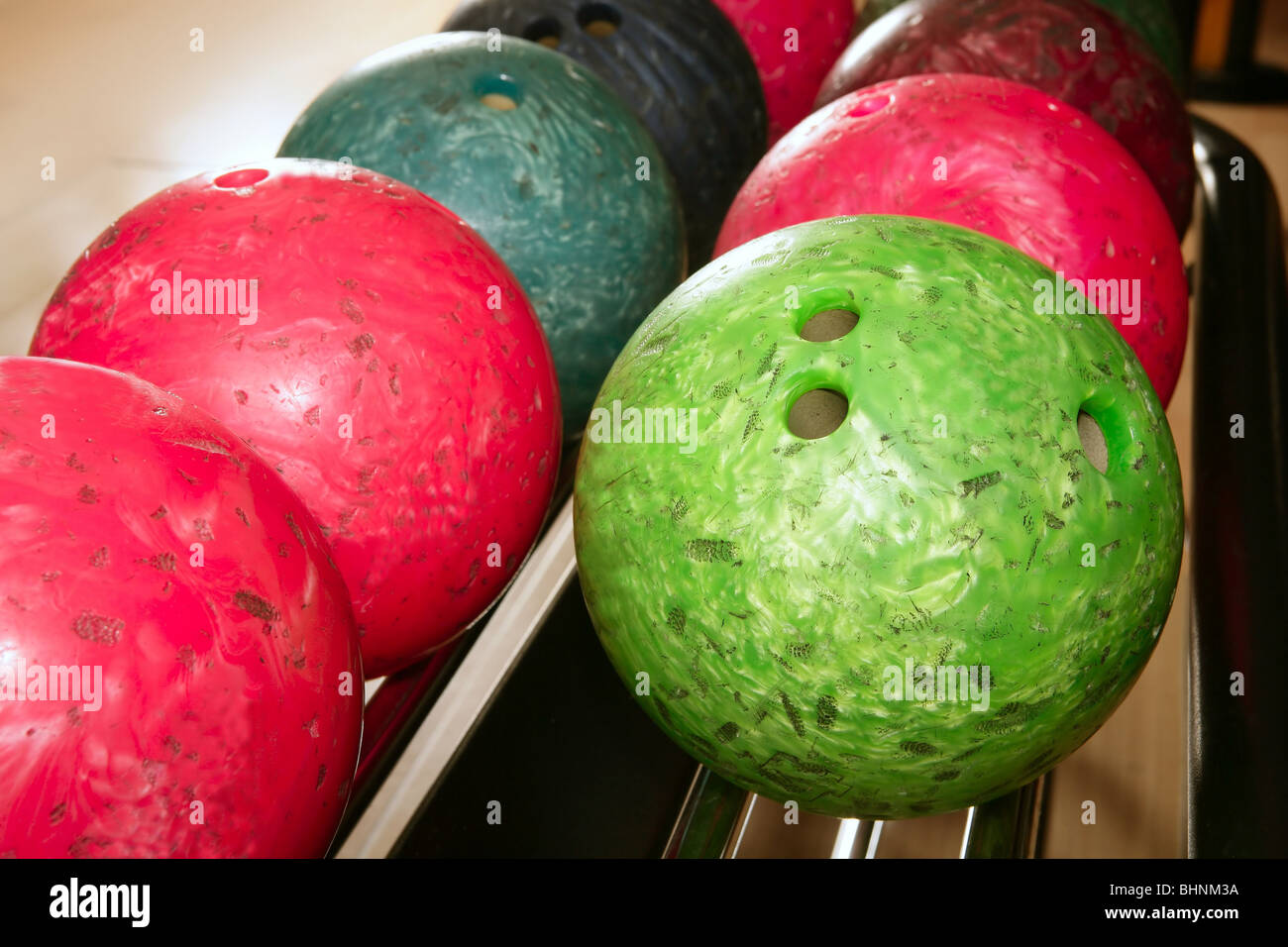 Palle da bowling rosso verde closeup riga dettaglio Foto Stock