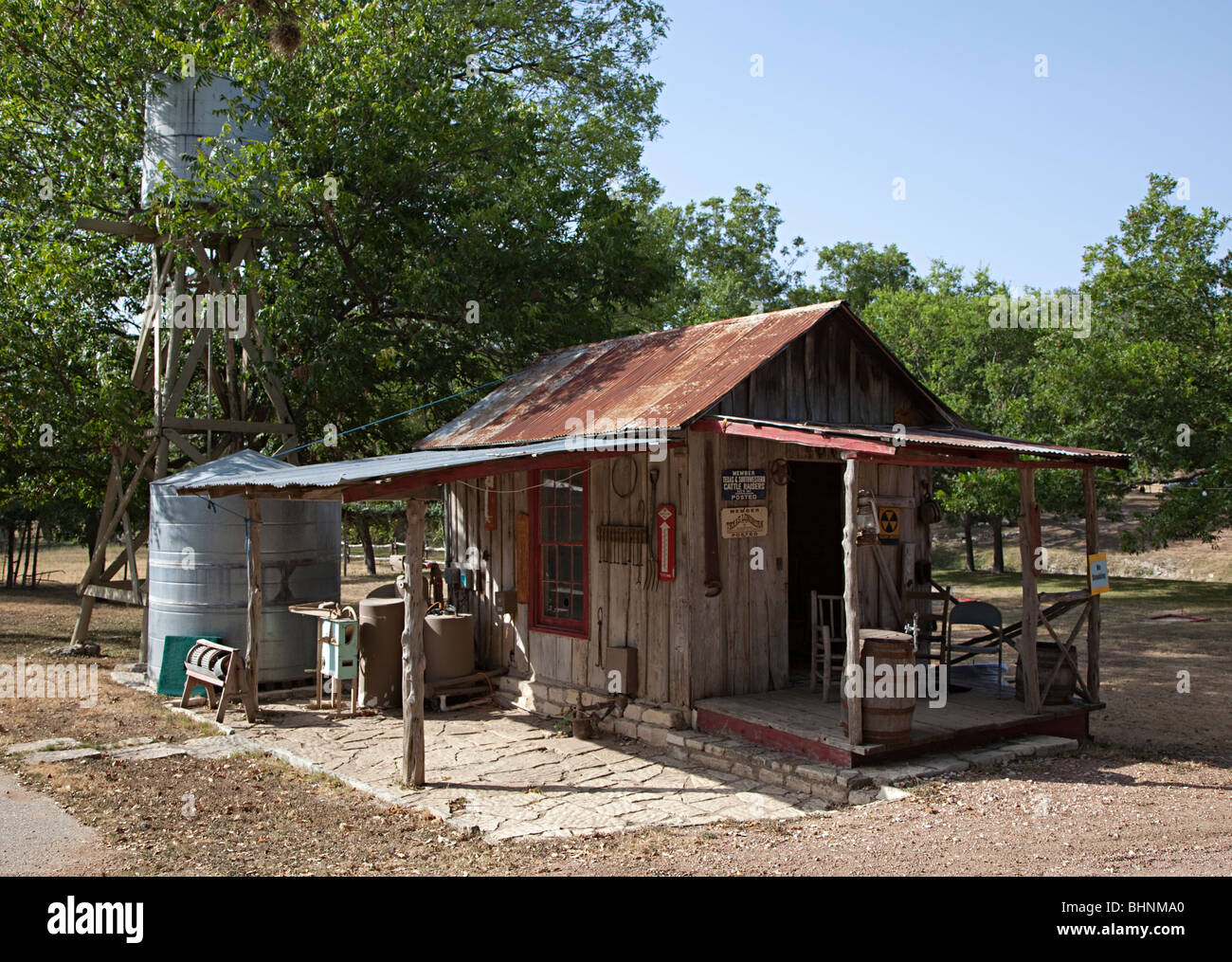 Capanna di legno con acqua torre sul ranch Texas USA Foto Stock