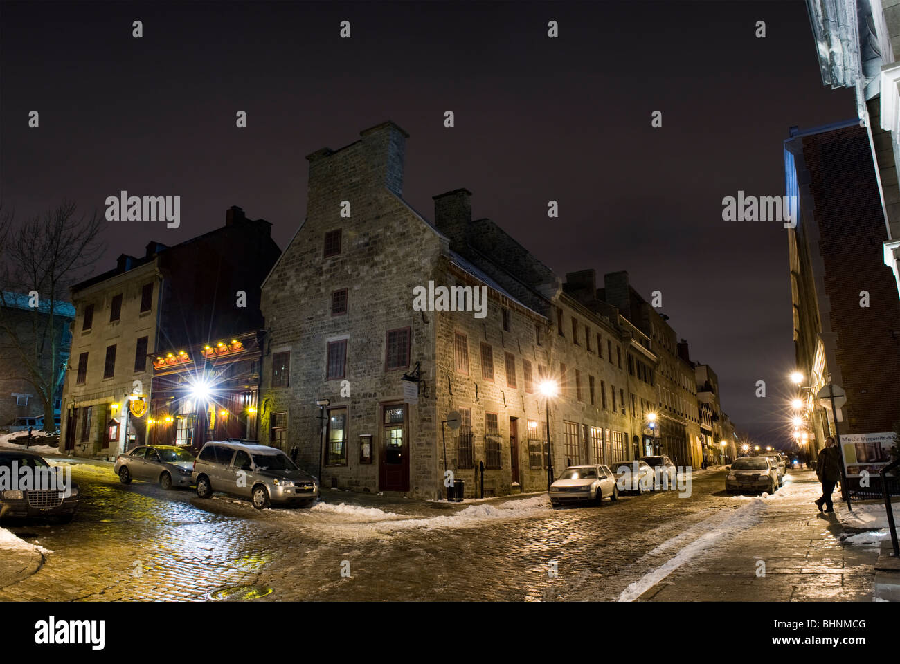 Montreal Vecchia scena notturna, angolo di St-Paul e Bonsecours strade. Foto Stock