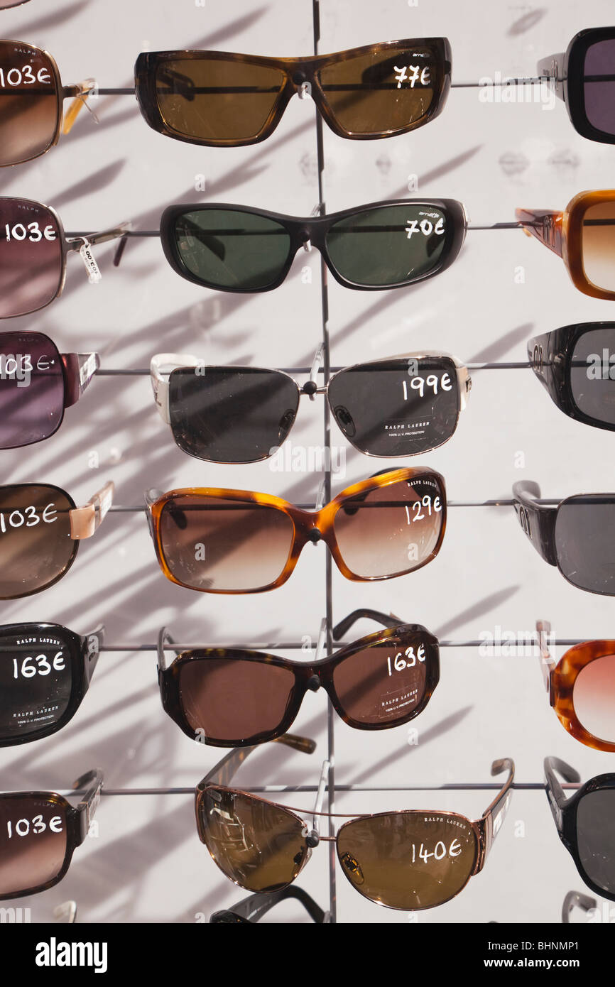 Stand con selezione di occhiali da sole per la vendita a Torremolinos, Spagna Foto Stock