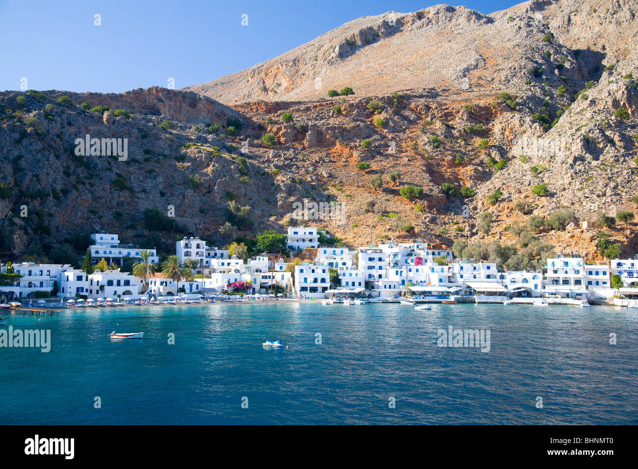 Villaggio Loutro sotto le montagne bianche, regione di Sfakia, Creta, Grecia. Foto Stock