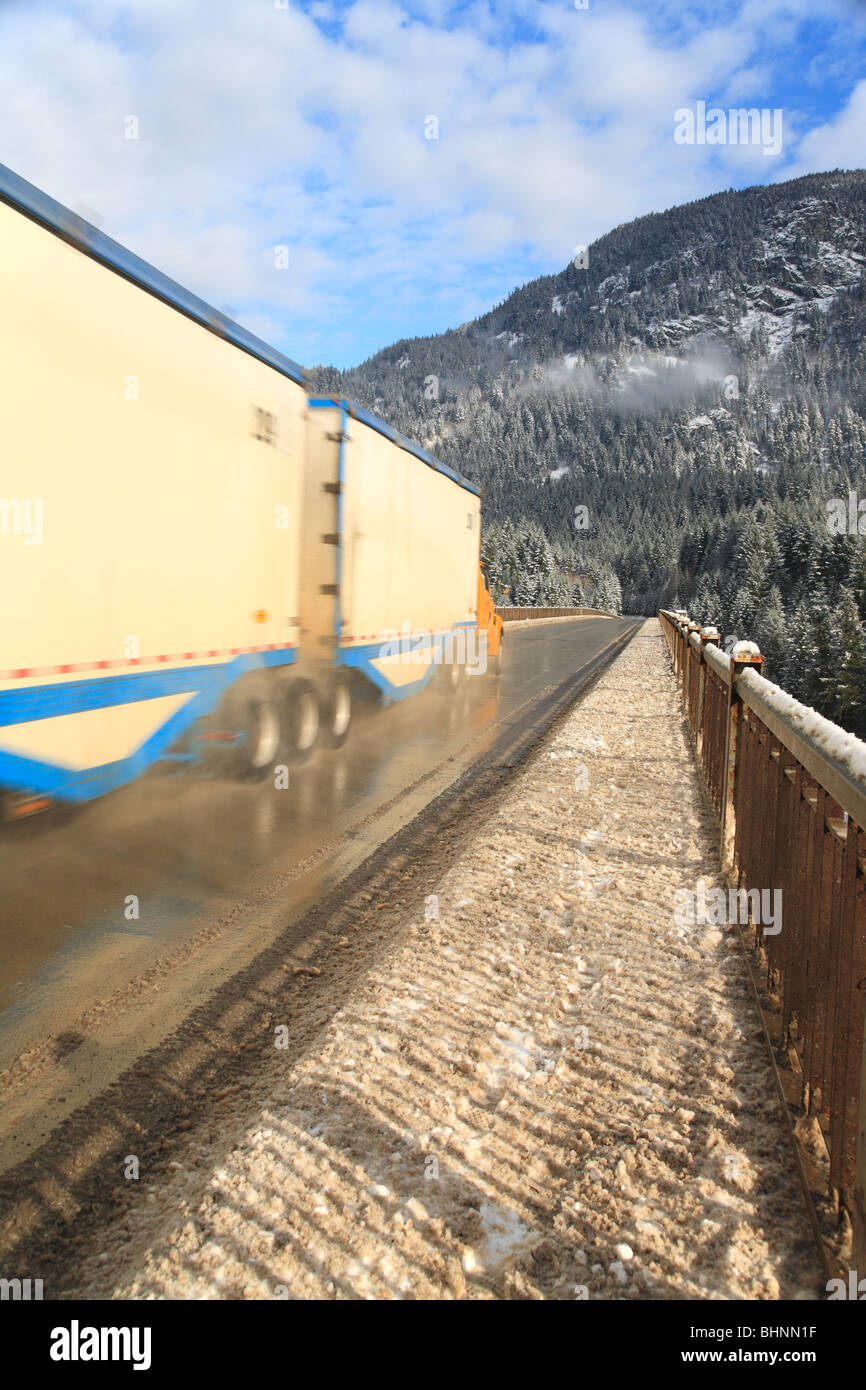 Carrello di trasporto sulla Hwy 97 in Fraser Canyon attraversando Alessandria ponte sopra il fiume Fraser, nei pressi di speranza, British Columbia Foto Stock