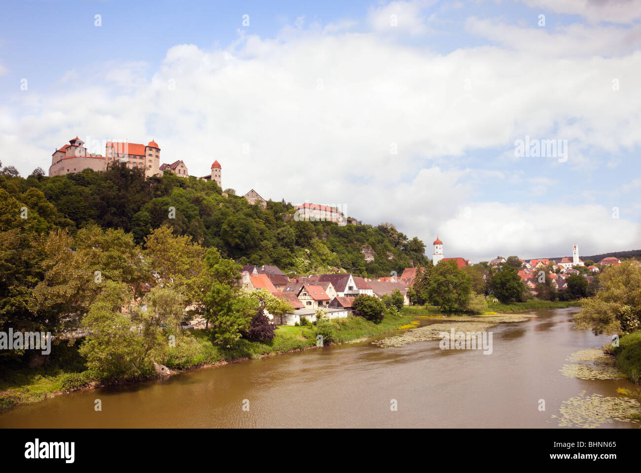 Harburg, Baviera, Germania. Vista lungo fiume Wornitz al borgo medievale con castello bavarese Schloss sulla collina. Foto Stock