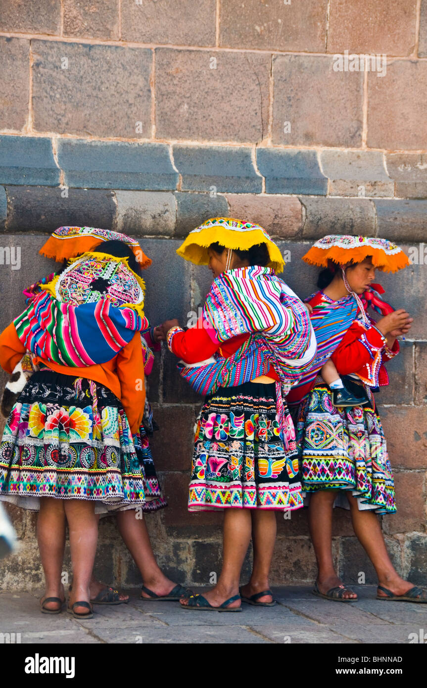 Le donne indigene peruviane tradizionali sul mercato con i loro lama da compagnia Foto Stock