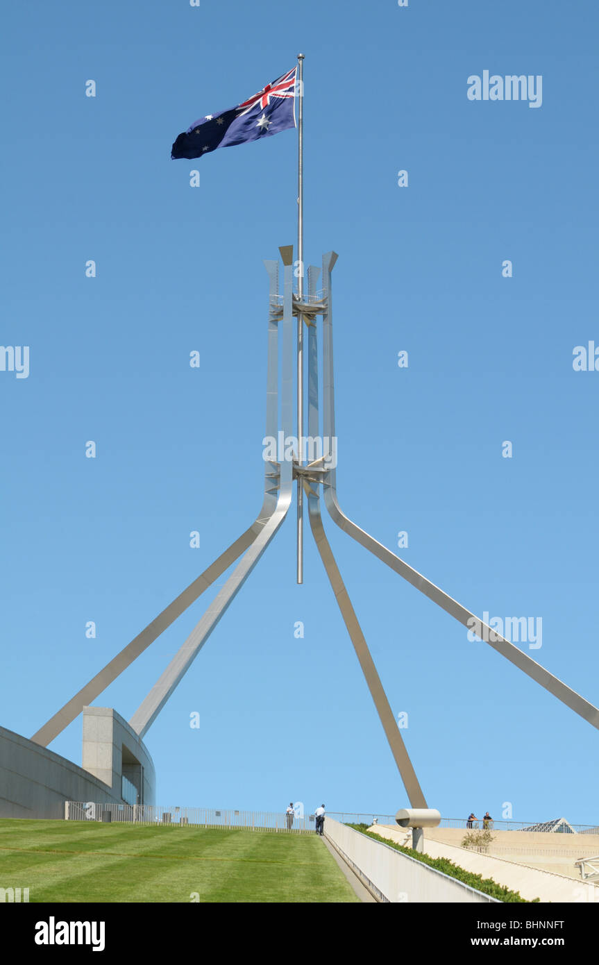 Bandiera australiana vola sopra nuovo edificio del parlamento a Canberra. Foto Stock