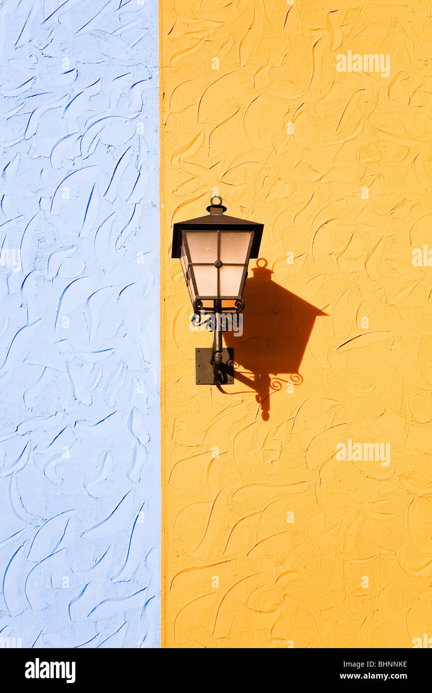 Lampione contro pareti colorate a Plaza Mayor centro shopping, Malaga, Costa del Sol, Spagna. Foto Stock