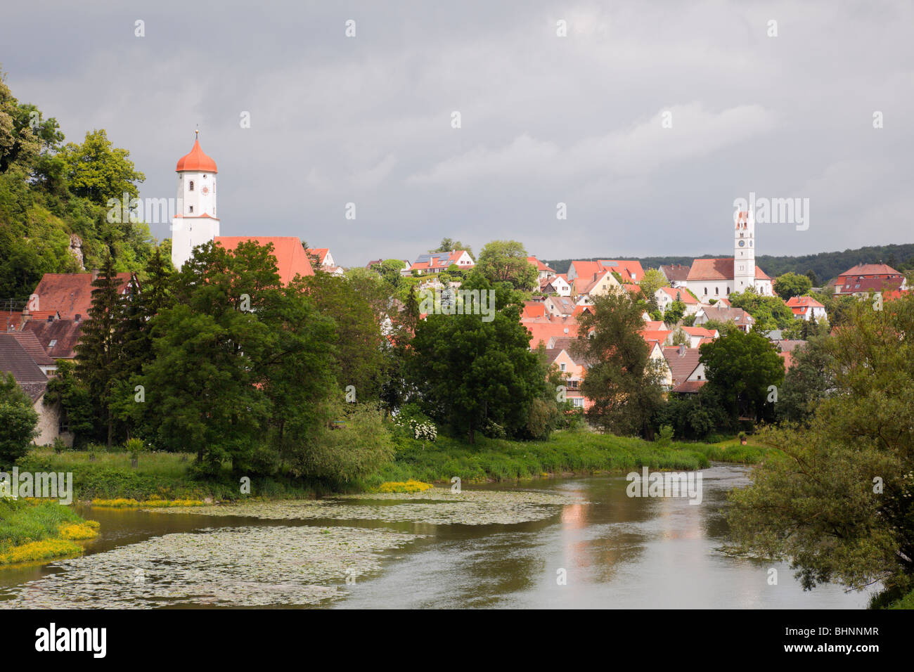 Harburg, Baviera, Germania. Vista lungo fiume Wornitz al pittoresco villaggio bavarese sul romantico percorso stradale Foto Stock