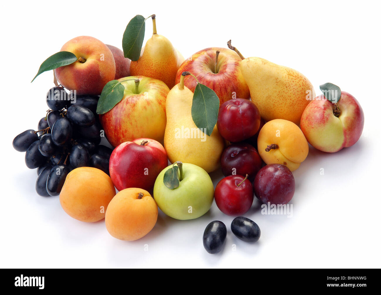 Frutta estiva su sfondo bianco Foto Stock
