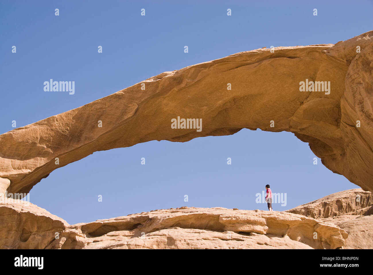 Arco di roccia, il paesaggio del deserto, Wadi Rum, Giordania, Asia. Foto Stock