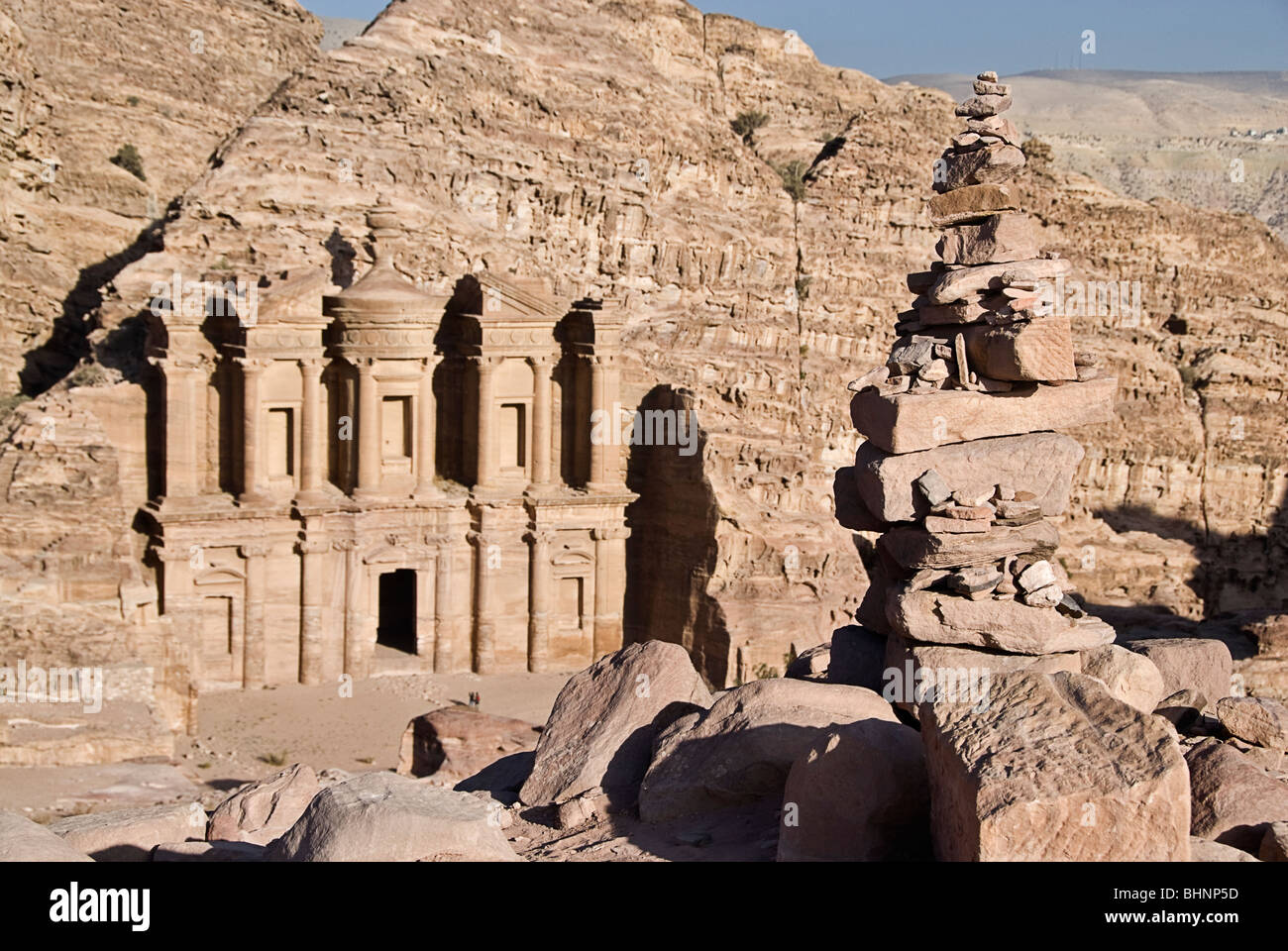 Vista della facciata del monastero, Petra, Giordania, Asia. Foto Stock