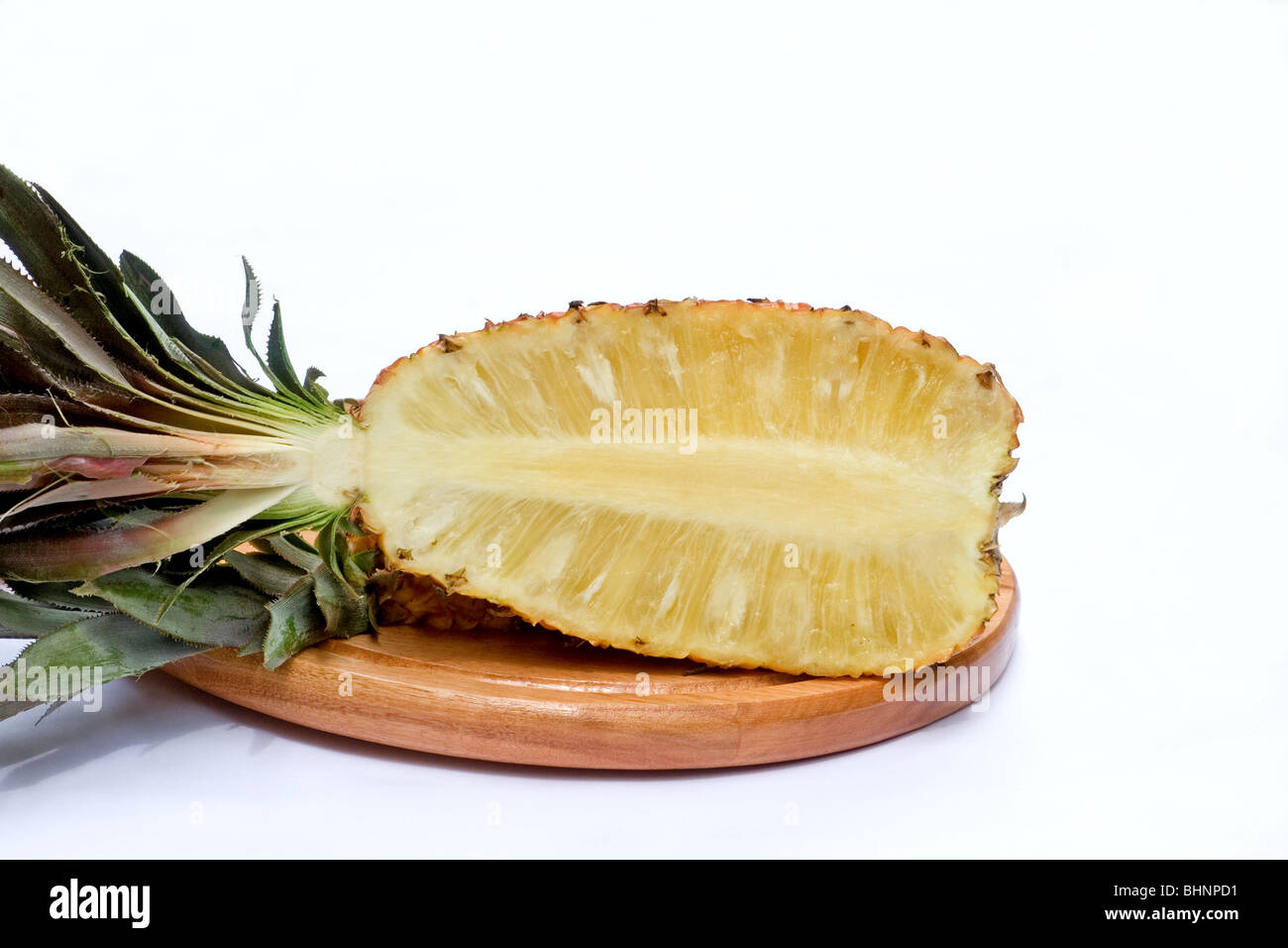 Close-up di ananas fresco tagliato a metà su sfondo bianco Foto Stock