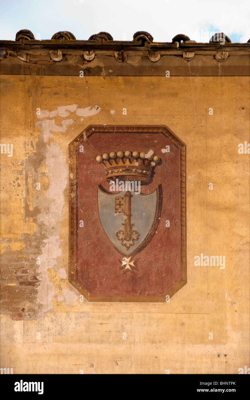 Allo sbiadimento famiglia cresta affrescata su una parete in Toscana Italia Foto Stock