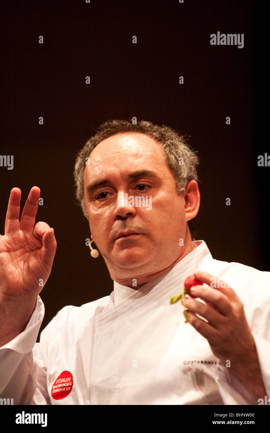 Celebrity chef Ferran Adria dal ristorante El Bulli in un Forum gastronomico in Girona, in Catalogna, Spagna Foto Stock