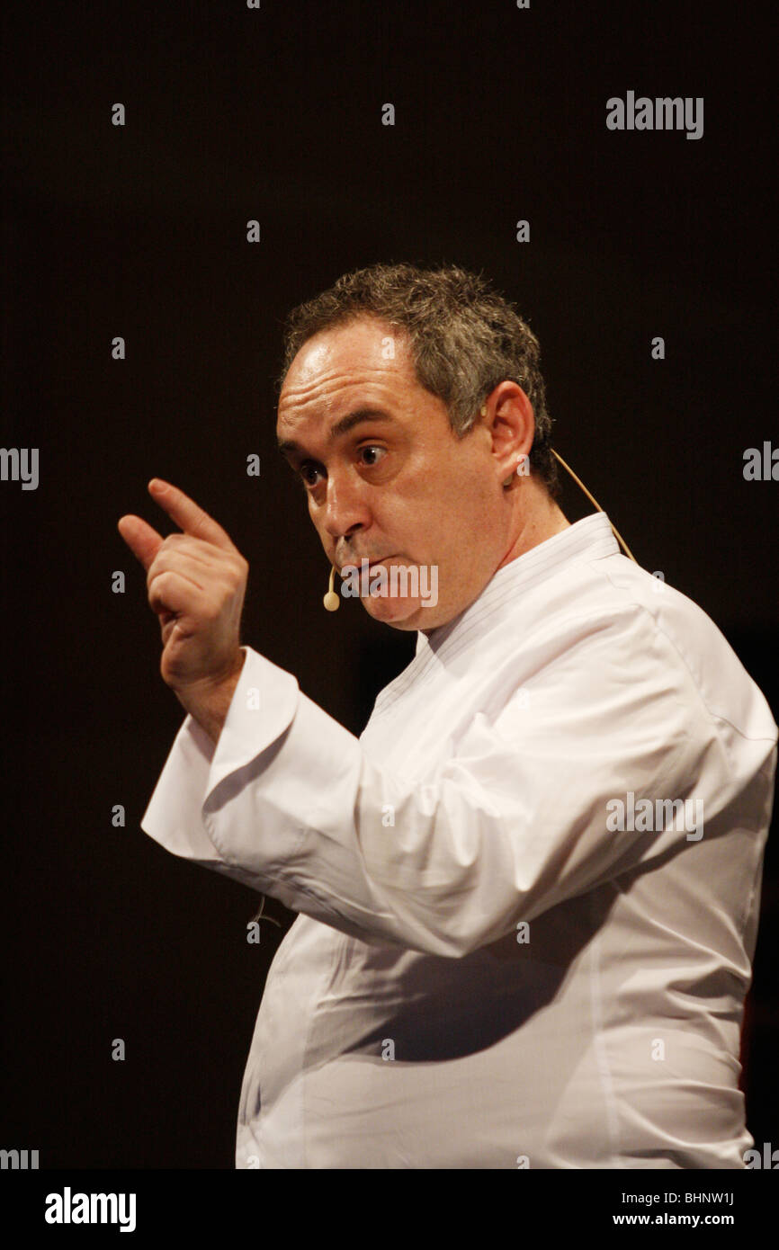 Celebrity chef Ferran Adria dal ristorante El Bulli in un Forum gastronomico in Girona, in Catalogna, Spagna Foto Stock