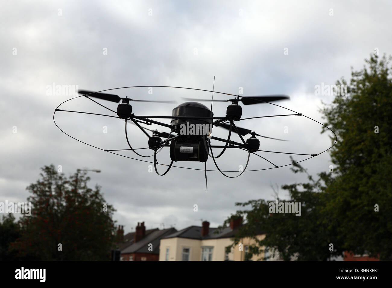 La vigilanza della polizia Drone passando sopra i manifestanti a Codnor, Derbyshire, Regno Unito Foto Stock