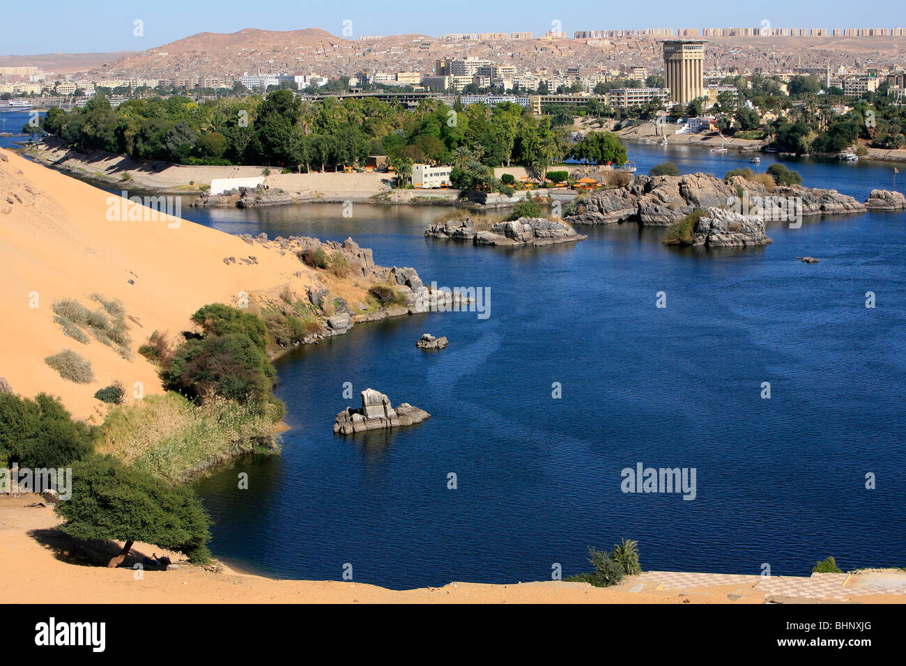 Vista panoramica di Kitchener dell isola e Isola Elefantina dalla Riva a Ovest del Nilo in Aswan, Egitto Foto Stock