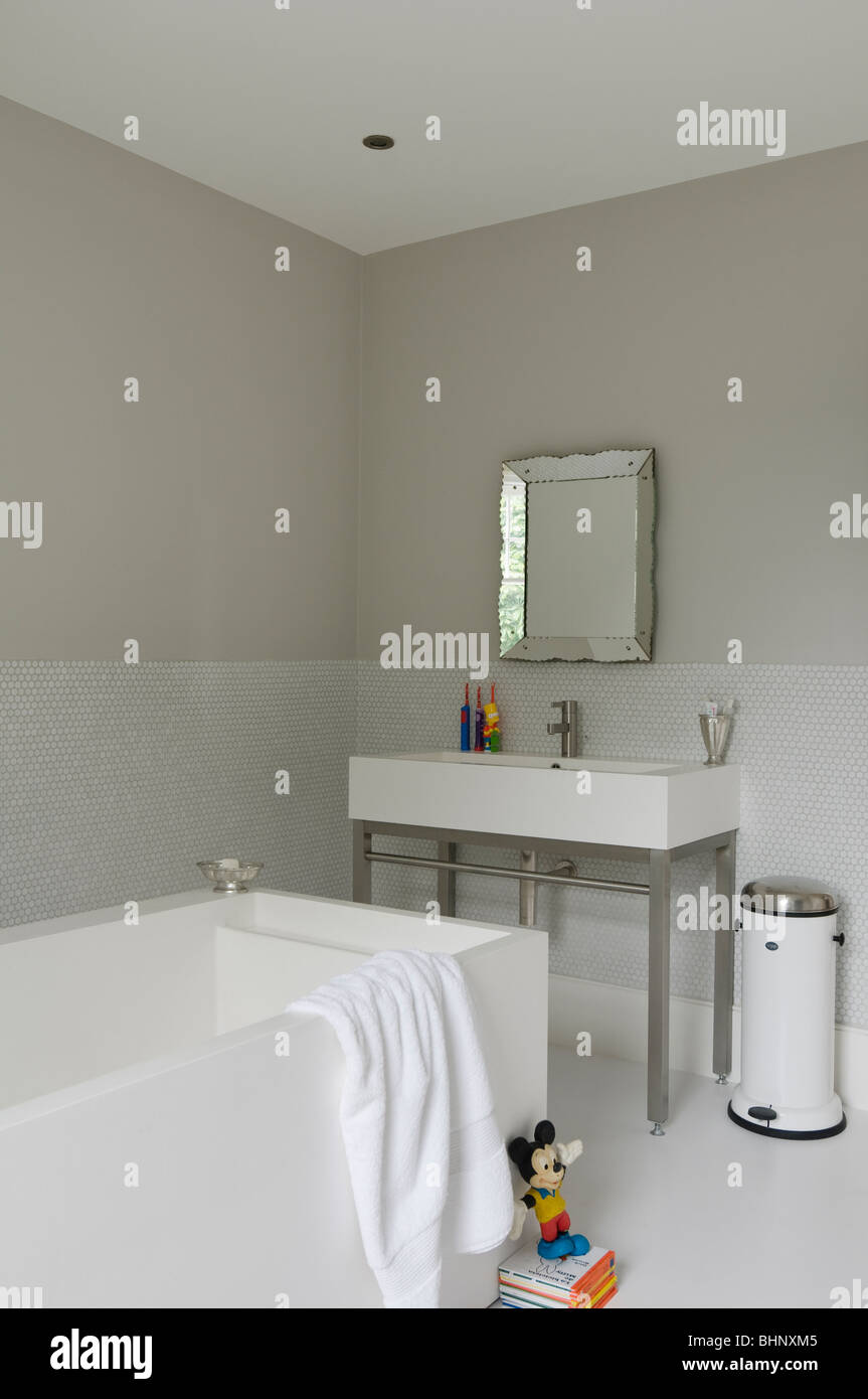 Semplice moderno bagno con lavandino e vasca da bagno Foto Stock