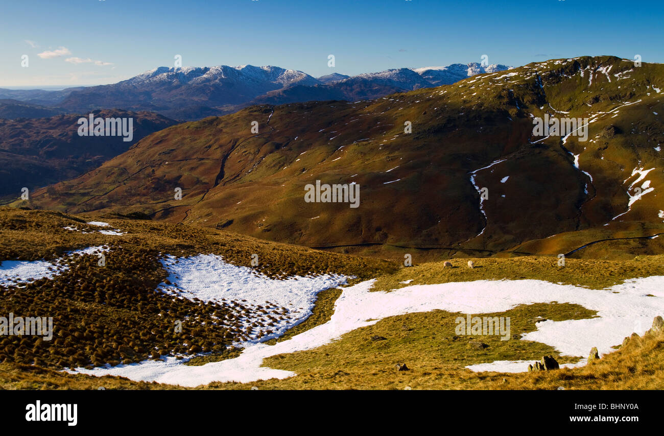 Coniston e Langdale montagne dal Fairfield Horseshoe Foto Stock