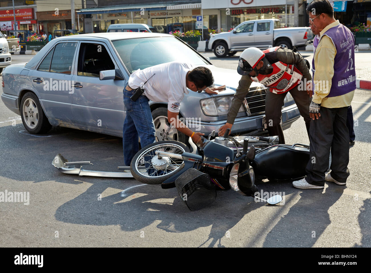 A seguito di incidenti stradali che coinvolgono automobili e una motocicletta con la polizia presenze in Thailandia SUDEST ASIATICO Foto Stock