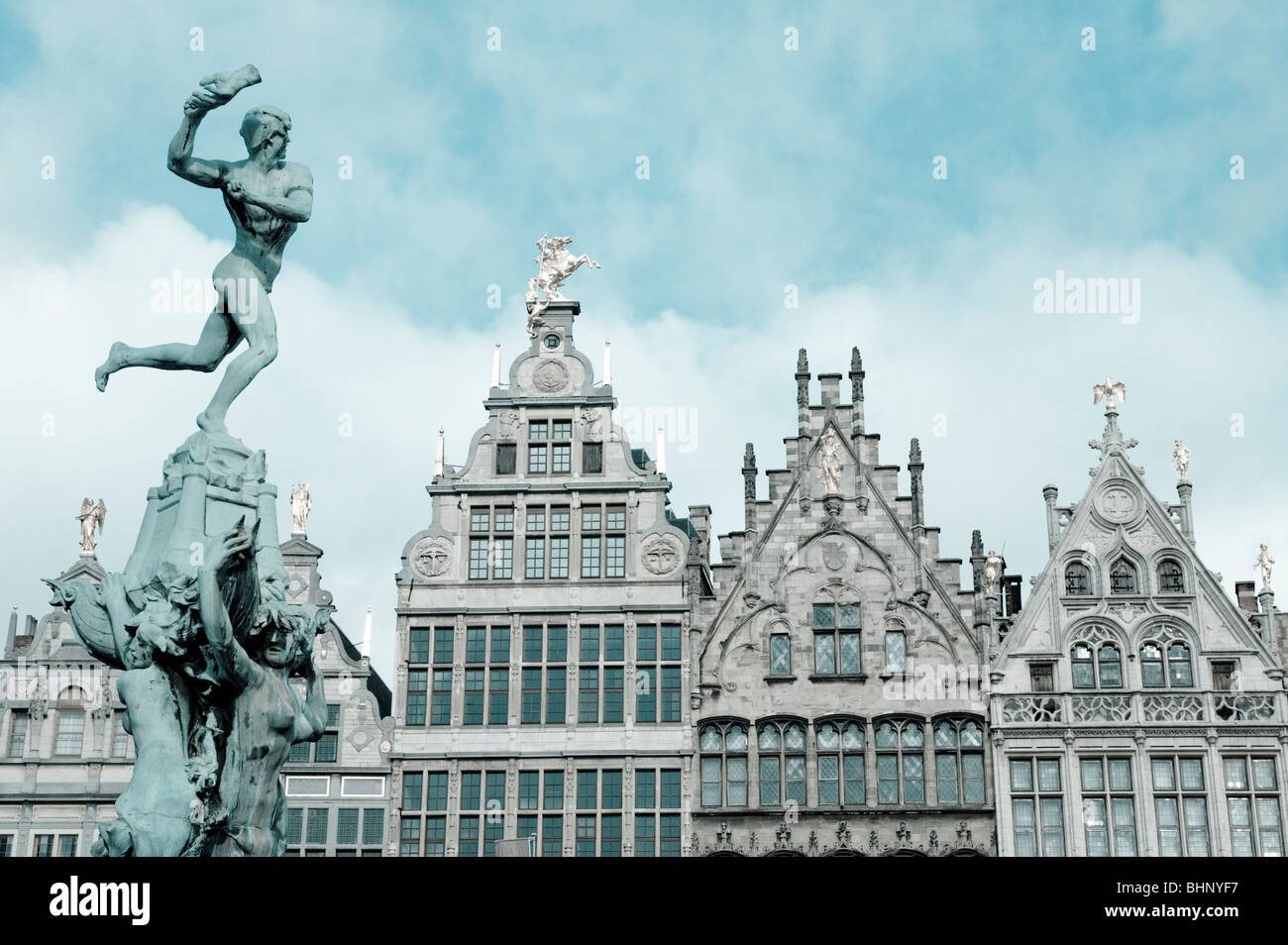 Anversa; Brabo fontana ed edifici storici in Grote Markt square di Anversa in Belgio tono duo Foto Stock